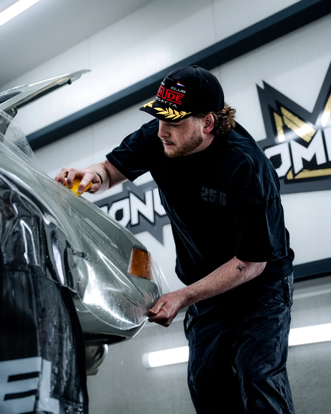 Kroon Customizing specialist working on a car