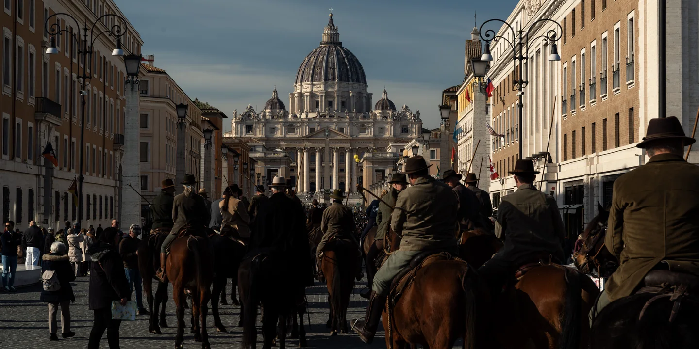 Horse riders and crowds near St Peter’s Basilica